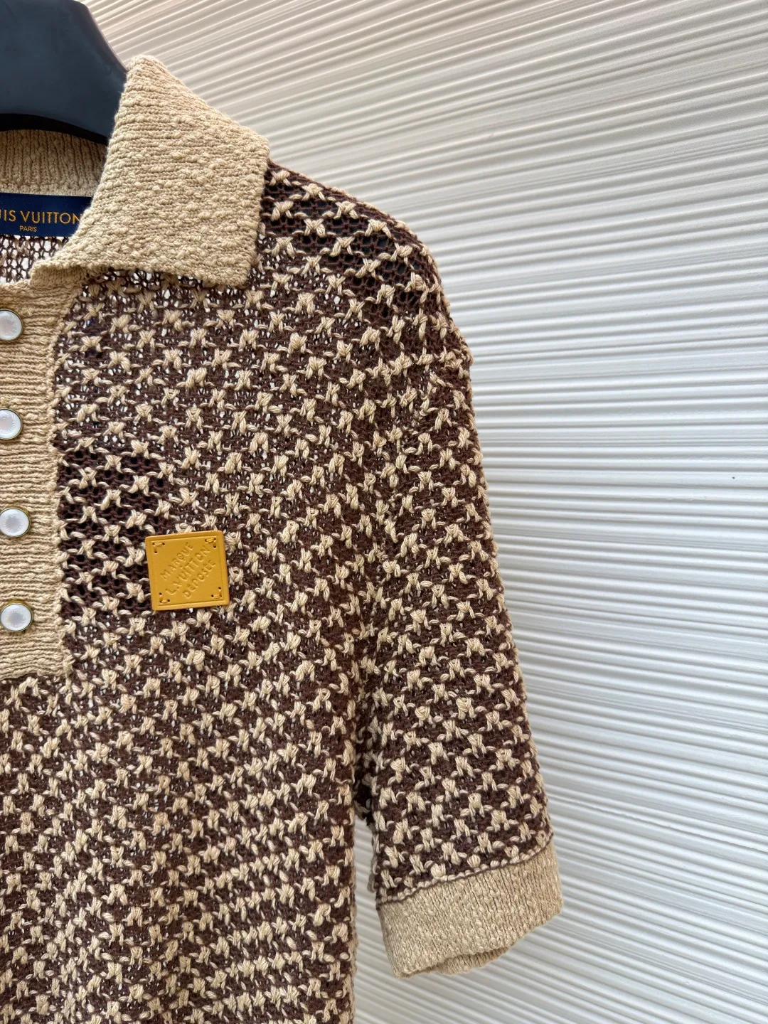 LOUIS VUITTON short-sleeved knitted mesh Polo shirt ●Original version: Purchased and developed for 17999 ●Item number: 1682531-B20 ●Fabric: cotton fabric ●Technology: knitted ●Color: brown ●Version: fitted version ●Weight: about 340 grams ●Size: S-M-L-XL ●Description: This LOUIS VUITTON houndstooth knitted Polo shirt is woven with high-quality wool blended gold and silver threads. It uses jacquard knitting technology to create a houndstooth texture. The pattern is three-dimensional and full of metallic luster. The fabric is both soft and skin-friendly and stiff, and is not easy to pill or snag. The neckline is a classic Polo lapel design, the custom-made mother-of-pearl buttons at the placket have a warm texture, and the brand metal logo on the body is hand-inlaid, which is strong and highlights the luxury quality. The cuffs and hem are ribbed in the same color, with moderate elasticity to fit the body shape. The overall cut is a loose silhouette, the shoulders are seamlessly spliced, the stitching is straight and fine, the customized accessories and three labels are complete, and the detailed craftsmanship shows the brand's ingenuity. It is suitable for various wear scenarios such as daily leisure and light business. The overall wiring is straight and delicate, the fabric is comfortable and soft, and the color is consistent without color difference. It can be matched with the same style to create a fashionable look and control various occasions. Customized accessories, complete with three standards, same style for men and women!